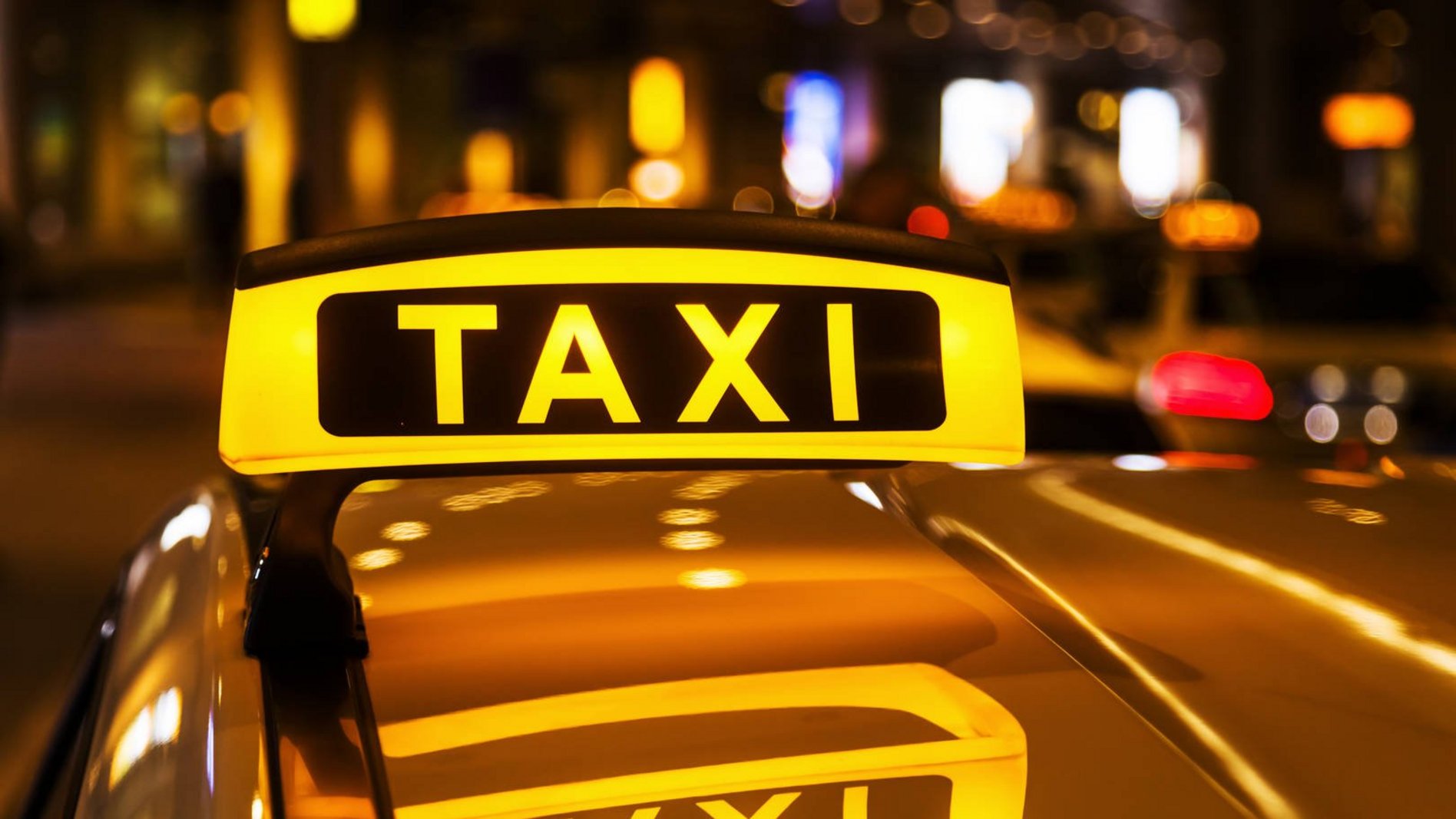 gespiegeltes Taxischild in einem Taxidach gespiegeltes Taxischild in einem Taxidach