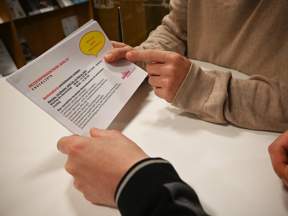 Heizkostenzuschuss-Checkliste mit den Händen gehalten, Bludenz