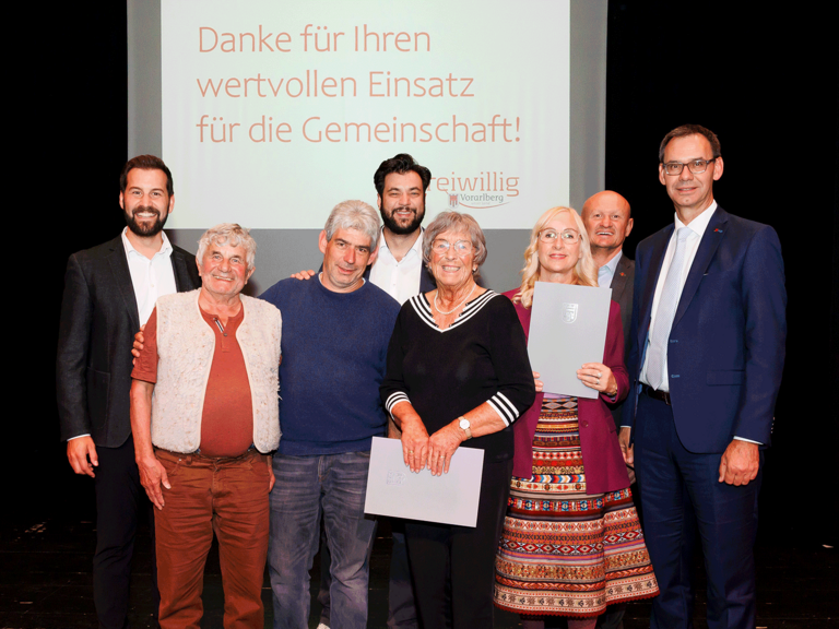 Vorarlberger Geehrte mit Urkunden und Vertretern bei Verleihung im Festsaal