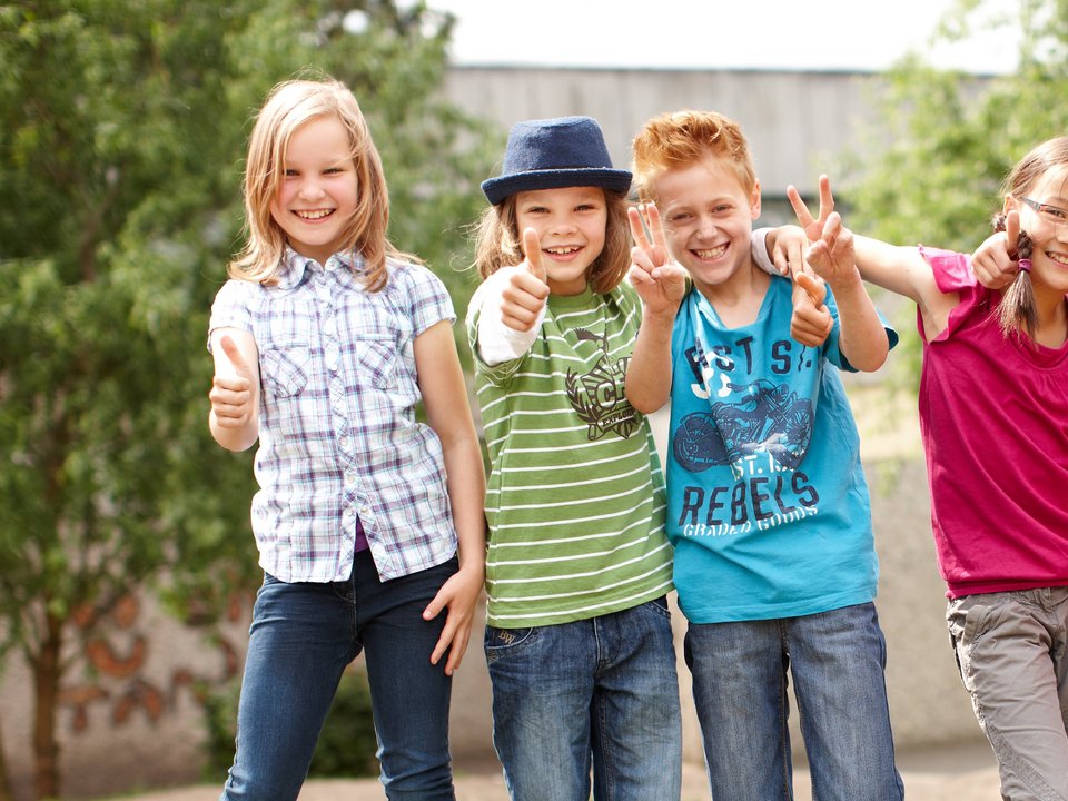 Gruppe fröhlicher Kinder