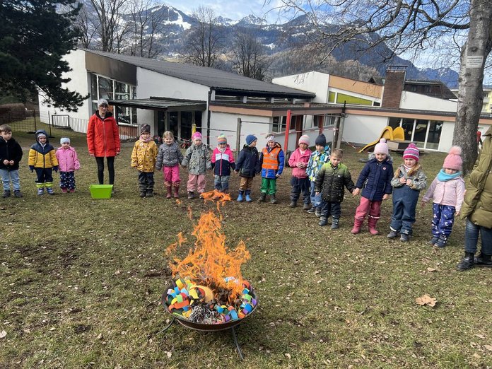 Wir_verbrennen_die_Faschingsdeko_