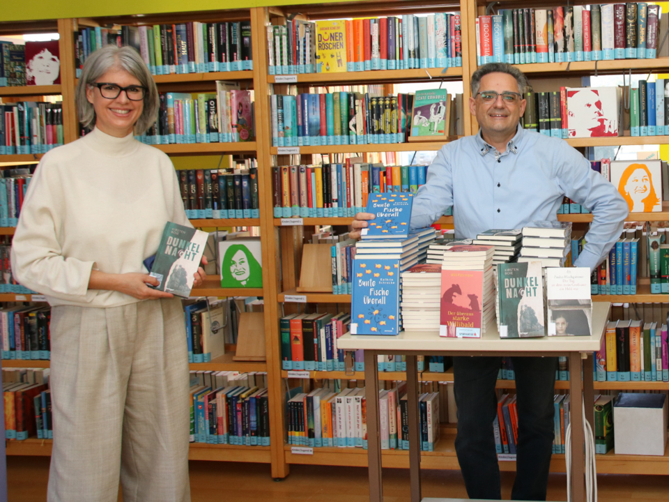 Vlnr: Angelika Kaufmann (mit Jürgen Schacherl für die Bibliothek des Gymnasiums verantwortlich) mit Gerald Fenkart und Thomas Schreiber anlässlich der Übergabe der Bücher in der Bibliothek des Gym-nasiums in Bludenz.