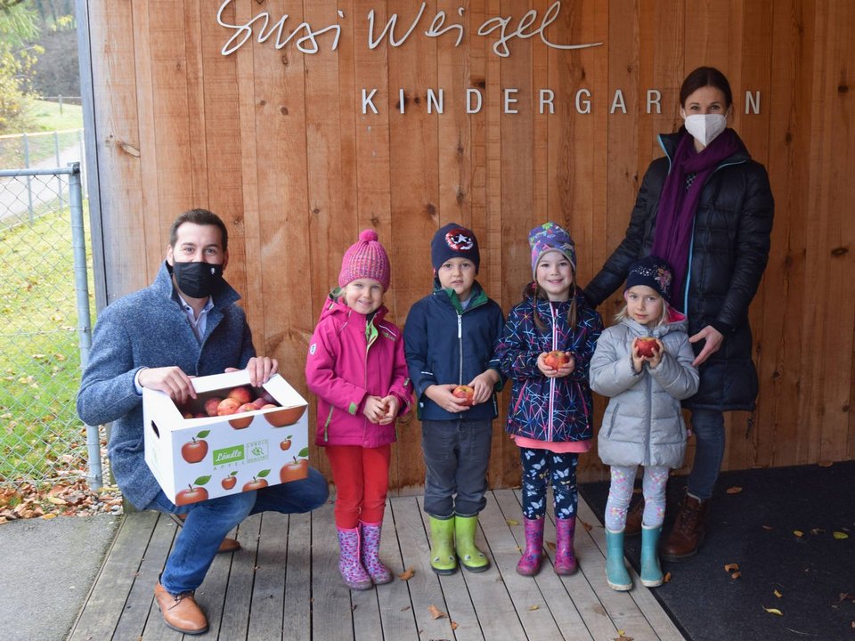 Bürgermeister Simon Tschann stattete den Kindern im Susi Weigel Kindergarten einen Kurzbesuch ab, mit im Gepäck: eine Kiste voller Äpfel.