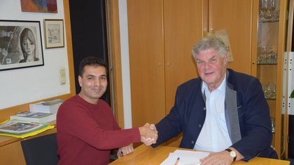 Vertragsunterzeichnung Bürgermeister Mandi Katzenmayer und Wais Zamani