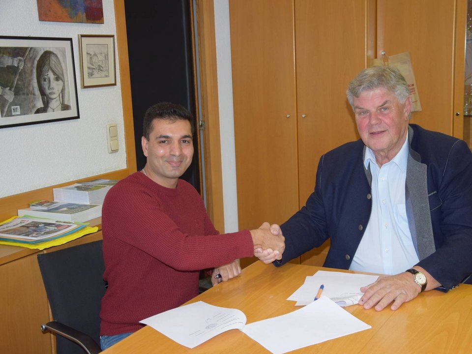 Vertragsunterzeichnung Bürgermeister Mandi Katzenmayer und Wais Zamani