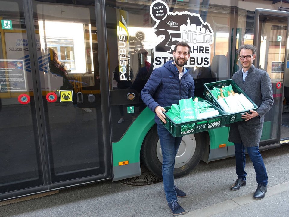 Bürgermeister Simon Tschann und Umwelt-Landesrat Daniel Zadra überraschten die Fahrgäste der Bludenzer Stadtbus-Linien mit gratis Salzstängel